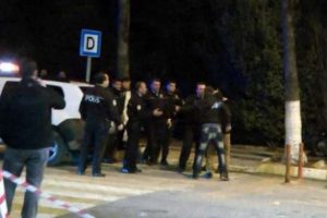 Polise bı&ccedil;akla saldırdılar