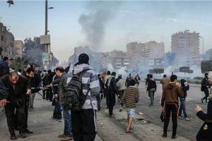 Mursi'nin yargılanması protesto ediliyor