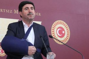 Basın toplantısına b&ouml;yle geldi