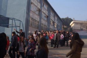 Lise bah&ccedil;esinde bomba paniği