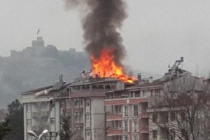 Binanın &ccedil;atısı yandı