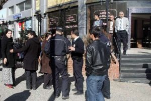 "Sa&ccedil;ınızı boyatmaya para var, dilenciye yok"