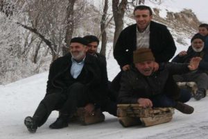 İhtiyar delikanlıları hi&ccedil; b&ouml;yle g&ouml;rmediniz