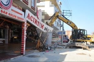 20 restoran ve kafenin ka&ccedil;ak b&ouml;l&uuml;mleri yıkıldı