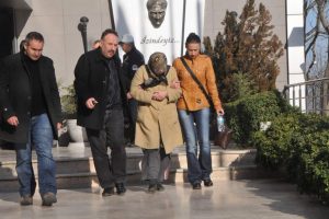 Torunu i&ccedil;in &ouml;l&uuml;m sa&ccedil;an anneanne tutuklandı
