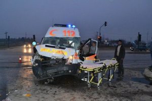 Ambulansla minib&uuml;s &ccedil;arpıştı