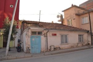 Elektrik direği evi tehdit ediyor
