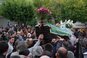 İntihar eden "kara melek" lakaplı Aysun G&uuml;rer toprağa verildi