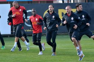 Galatasaray, ikinci yarı &ccedil;alışmalarını s&uuml;rd&uuml;rd&uuml;