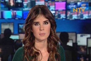 &Uuml;nl&uuml; spiker canlı yayında g&ouml;zyaşlarına boğuldu