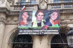 &Uuml;&ccedil; PKK'lı kadının resimleri asıldı