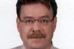 Balkondan d&uuml;şen doktor hayatını kaybetti