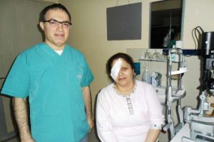Sa&ccedil; tokası g&ouml;z&uuml;ne mal oluyordu