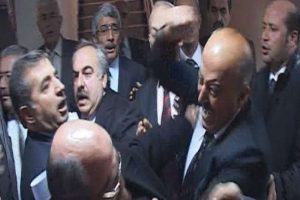 İl Genel Meclisinde yumruklu kavga