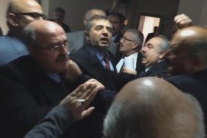 Meclis &uuml;yeleri arasında yumruklu kavga