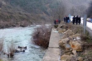 Otomobil ırmağa u&ccedil;tu