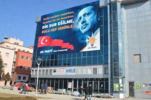 AK Parti pankartı yargı kararıyla kaldırılacak