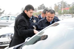 Otomobilinin lastiğini patlatıp, 100 bin lirasını &ccedil;aldılar