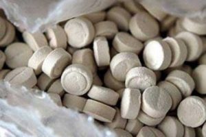 K&ouml;yde "cinsel uyarıcı hap" satarken yakalandı