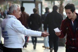 Tutuklu komutanlara broş&uuml;rl&uuml; destek