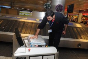 Bagaj indirme makinesi yolcuyu zorlamayacak