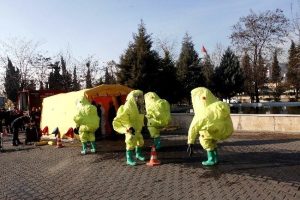 &Ouml;ğrencilerden kimyasal kazaya m&uuml;dahale