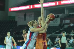 Dişi Aslanlar finalde
