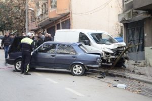 &Ouml;nce anne ile kızına, sonra da araca &ccedil;arptı