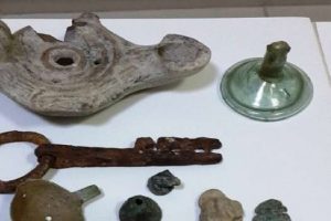 ''Tarih ka&ccedil;ak&ccedil;ıları'' yakalandı