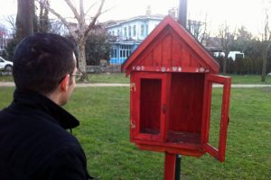 Mini k&uuml;t&uuml;phanelerin camlarını kırıp...