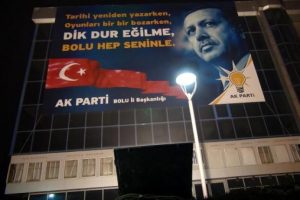 Tartışmalı pankart kaldırılmadı, aydınlatıldı