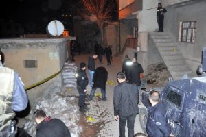 Korucu evinin &ouml;n&uuml;nde &ouml;ld&uuml;r&uuml;ld&uuml;