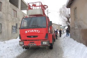 İtfaiye evlere su dağıtıyor
