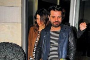 Doğulu asans&ouml;rde m&uuml;şteriler merdivende!