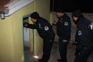 3 saniyede soygun yapan &ccedil;eteye baskın: 22 g&ouml;zaltı