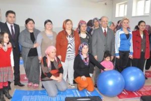&Ouml;ğrenciler derste anneleri sporda