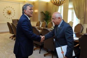 Cemil &Ccedil;i&ccedil;ek K&ouml;şk'e &ccedil;ıkıyor
