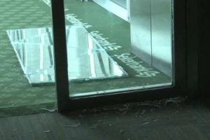 U&ccedil;ağı ka&ccedil;ıran yolcular kapıları kırdı