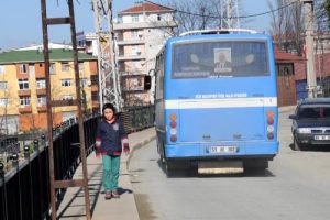 Elektrik direkleri yolun ortasında kaldı