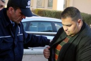 Valilik &ouml;n&uuml;nde kendini yakma girişimi