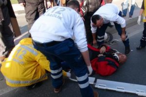 Ters y&ouml;ne giren motosikletliye &ccedil;arptı