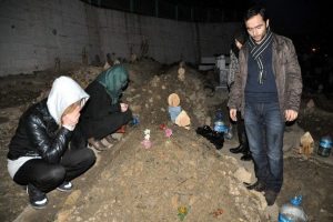 Kardeşler ağabeylerinin mezarı başında ağladı