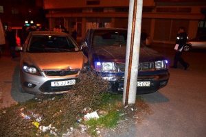 Kamyonetle otomobil &ccedil;arpıştı