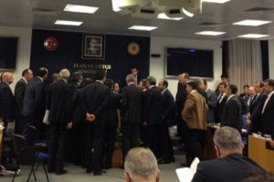 Meclis'te yumruk yumruğa kavga