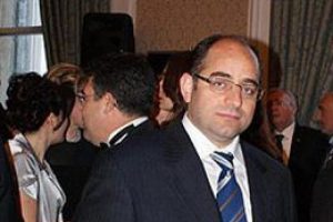 &Ouml;z yeni odasına isyan etti