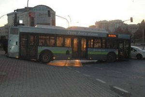 Bu kez halk otob&uuml;s&uuml; mahsur kaldı