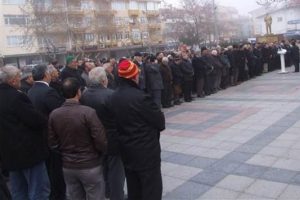Şark&ouml;y'de &ccedil;ift&ccedil;i yağmur duasına &ccedil;ıktı