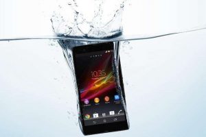 Akıllı telefonunuz suya d&uuml;şerse bunları yapın