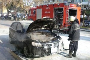 El freni &ccedil;ekik kullandığı aracı yandı