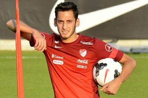 Hakan &Ccedil;alhanoğlu uzattı